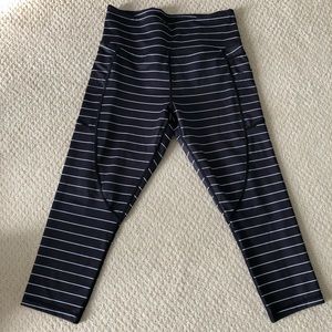 Like New Zyia Stripe Leggings Capri Size 8-10